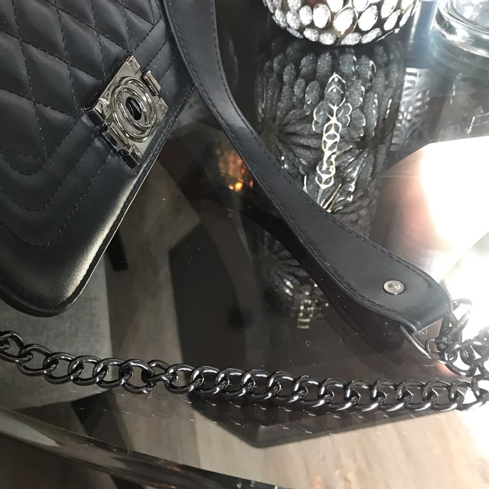 Designer look black quilted handbag with chain strap. - Picture 6 of 7